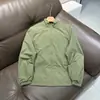 Chaqueta exterior ligera, cortavientos e impermeable con cuello alto, diseñada para abrigar en otoño e invierno.. 13675
