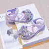 Sandálias Infantis Meninas Sapatos de Princesa Verão 2026 Nova Moda Estilo Coreano Bico Fechado Solado Macio Sapatos de Cristal para Bebês Meninas