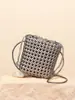 Bolso Tejido Nuevo con Calados Diseño de Nicho Bolso Cubo de Gama Alta Bolso Cruzado de PU Nudo de Molino de Viento Textura Bolso para Teléfono Móvil