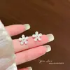 Brincos de flor de cinco pétalas com zircônia doce, sensação de luxo leve e alta qualidade, versáteis, simples, modernos, elegantes, de nicho e requintados