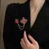 Broche de Diamante Estilo Palacio Barroco Rubí Incrustado Cadena Artesanal Hebilla de Pin Accesorios Retro Estilo Británico
