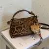 Bolso pequeño versátil con estampado de leopardo transfronterizo para mujer, nuevo bolso tipo almohada mate de moda otoño 2026, elegante bolso cruzado retro