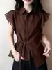 Elegante Camisa de Manga Corta Color Café con Solapa Pequeña para Mujer, Diseño de Verano para Figuras Petite, Cintura Ceñida con Lazo, Bordes Fruncidos, Top Elegante de Hombros Rectos