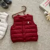 Coleção Outono/Inverno 2026: Coletes de plumas leves para meninos usarem como peça externa, coletes quentes para bebês e crianças pequenas usarem como peça íntima