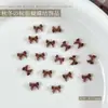 Acessórios de nail art com laço cor de café para outono e inverno, modernos e populares, apresentando um design de gravata borboleta estilo Maillard, decorações de unha usáveis e pequenos enfeites de resina