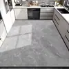 Tapete de chão de cozinha é antiderrapante, resistente a óleo, lavável com pano, lavável, impermeável de PVC, resistente à sujeira e é um tapete de chão especial de cobertura total para cozinha doméstica