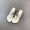 Chanclas estilo minimalista de verano para mujer, nuevo modelo 2026, adecuadas para usar con faldas, sandalias de tacón grueso, microfibra media