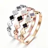 Pulsera de Acero Inoxidable Moda Estilo Europeo Americano INS Oro Real de 18K Trébol de Cuatro Hojas Hebilla Incrustada con Diamantes Pulsera de Acero de Titanio Fábrica de Origen