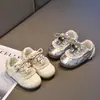 Tênis Feminino 2026 Primavera e Outono Nova Moda Estiloso Casual Sola Macia Antiderrapante Versátil Desenho Animado Sapatos Infantis