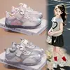 Zapatos Deportivos de Malla Transpirable para Niñas Estilo Verano 2026 Dibujos Animados Suela Suave Antideslizantes Zapatos Forrest Gump Zapatos Casuales Ligeros