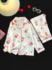 Cardigã infantil de manga comprida com lapela, um conjunto de loungewear leve para primavera e outono, um conjunto de pijama de algodão com estampa de nuvem estilo coreano para meninas, adequado para usar em ambientes com ar condicionado