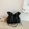 Bolsa Feminina Retrô de Nicho 2025 Nova Moda Versátil Bolsa de Ombro Grande Capacidade Bolsa Transversal de Balde de Alta Qualidade