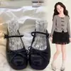 Sapatos de Princesa Vazados com Laço para Meninas 2026 Nova Moda Infantil Primavera/Verão Versáteis Mary Jane Solado Macio Pequenos Sapatos de Couro