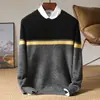 Nuevo suéter de lana pura a rayas para jóvenes hombres, cuello redondo, corte holgado, suéter business casual, camisa base cálida de otoño e invierno