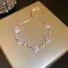 Pulseira geométrica floral oca em formato de diamante de zircônia, um acessório luxuoso e de alta qualidade, uma joia única e estilosa que complementa qualquer look, projetada para mulheres.