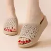 Pantuflas de tacón alto para mujer para verano, de suela gruesa, a la moda, antideslizantes, de suela blanda, adecuadas para uso en casa, zapatos de mamá, sandalias de cuña sociales