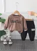 Conjunto de Dos Piezas Estilo Inglés para Niños y Niñas Bebés, Conjunto de Sudadera para Niños 2026 Primavera y Otoño, Nuevo Modelo Elegante para Bebés
