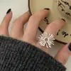Anel Liso em Prata de Lei S925 Anel com Flor Escovada e Zircônia Anel Aberto para Dedo Indicador Feminino de Nicho Alto Padrão Não Desbota Atacado