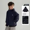 Jaqueta Infantil Masculina com Capuz e Veludo Plus 2026 Outono/Inverno Novo Estilo Infantil Aconchegante e Quente Roupas de Inverno para Crianças Maiores