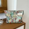 Bolsa de Maquiagem Flor Embossada Literária Francesa Elegante Bolsa de Mão Simples Portátil Bolsa de Embreagem Casual para Celular Caminhada