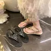 Hermosas Sandalias de Hebilla de Una Tira para Usar con Faldas, Chanclas Planas, Nuevas Sandalias de Moda Estilo Hada con Pedrería para Verano 2025