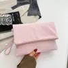 Bolso de mano de lunares estilo coreano para mujer, nueva colección 2026, súper moderno, exquisito, versátil bolso pequeño cuadrado tipo sobre, adecuado para ir al trabajo y eventos nocturnos