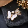 Elegante y Grácil Broche Mariposa de Concha, un Símbolo de Transformación, Accesorio de Alta Gama para Trajes, Abrigos y Vestidos de Mujer