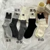 Calcetines de mujer estilo Miu, calcetines de media pantorrilla estilo coreano con puño de canalé doble y encaje de burbujas con etiquetas de tela de letras, calcetines apilados a rayas de bloques de color estilo ins
