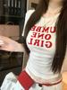 Camiseta Feminina de Verão com Estampa de Letras, Gola Redonda, Manga Curta, Design Slim Fit, Branca, Efeito Emagrecedor, Top Curto com Ombro Direito