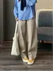 A primavera não está atrasada, ela vem com um efeito de alongamento das pernas! Jeans feminino com corte tridimensional, cintura média-alta, que cobre o quadril e perna larga e curva.
