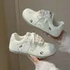 Zapatillas blancas de malla transpirable y ligeras de verano para mujer, nuevo estilo coreano 2026, suela gruesa, versátiles, deportivas, casuales para estudiantes