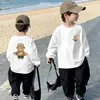 Moda Estilosa Roupas Infantis Camiseta de Manga Longa para Meninos Roupa Íntima de Algodão Puro para Crianças Outono Primavera 2026 Novo Estilo Top para Meninos Grandes