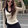 Atuendos de estilo coreano para otoño e invierno: un look relajado y sin esfuerzo con un suéter de punto, una capa interior de punto y un top blanco