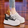 Zapatillas blancas ligeras para mujer, nuevo modelo de verano 2026, zapatillas blancas de malla transpirable, zapatos de suela gruesa que aumentan la altura para mujeres bajitas