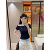 Camiseta com Design Color-Blocking, Ombro Assimétrico, Manga Curta para Mulheres, Estilo Picante de Verão, Desejo Puro, Modelagem Justa, Peça Única Falsa de Duas Peças