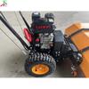 Varredor de neve pequeno manual com empurrador de mão Escova rotativa de neve para estrada Removedor de neve Equipamento de limpeza de neve de inverno para estrada de fábrica