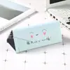 Fabricantes de cajas de gafas plegables triangulares portátiles personalizadas al por mayor para estudiantes hombres y mujeres, estilo coreano pequeño, fresco, lindo, personalidad creativa