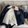 Jaqueta Matelassê Infantil 2026 Outono/Inverno Novo Estilo Versão Coreana para Meninos Jaqueta Grossa Bordada Casaco de Algodão Estiloso para Crianças Pequenas