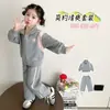 Conjunto casual de otoño para niñas con estampado de corazones, nuevo conjunto de dos piezas de moda para niños pequeños, con chaqueta con cremallera y cuello alto y pantalones largos