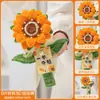 Un ramo de girasoles tejido a mano como regalo ceremonial para los exámenes de ingreso a la preparatoria y la universidad, adecuado para chicos y chicas de 18 años