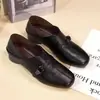 Sapatos femininos retro de salto grosso 2026 novo modelo de outono para mães, sapatos confortáveis de salto baixo e bico quadrado para meia-idade e idosos, sapatos pequenos de couro que não cansam os pés