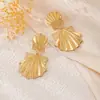 Pendientes de concha repujada de moda de venta caliente transfronteriza adecuados para que las mujeres los usen en vacaciones diarias en la playa