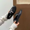Sapatos de Couro Femininos Estilo Britânico 2025 Outono e Inverno Novos Mocassins Macios Planos Slip-On com Design Único