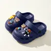 Tamancos infantis de EVA para meninos e meninas, sapatos internos macios e antiderrapantes para crianças mais velhas, chinelos fechados ao ar livre para pais e filhos