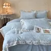 Nuevo Juego de Cama Bordado Francés del Sur de Terciopelo de Leche con Encaje de Cuatro Piezas con Sábana Ajustable, Adecuado para Todas las Estaciones