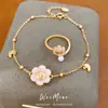Pulsera y anillo chapados en oro real de 18 quilates, diseño de flor de goteo de aceite y cordero, un accesorio lujoso y de alta gama para el dedo índice