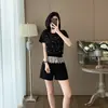 Conjunto Feminino Elegante e Moderno com Toque de Luxo, Top de Manga Curta com Pedrarias Estilo Francês e Shorts com Barra de Renda, Conjunto de Duas Peças Emagrecedor
