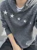Sudadera con capucha a rayas estilo retro americano con bordado de estrella, con diseño de hombro normal, para hombre, perfecta para otoño, de peso pesado, corte holgado y estética limpia.