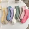 Calcetines de terciopelo de visón para mujer al por mayor otoño e invierno japoneses lindos calcetines para dormir para mujer de media pantorrilla color liso engrosados calcetines para el suelo calcetines de postparto