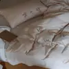 Estilo femenino y elegante juego de ropa de cama de cuatro piezas 60 hilos Tencel de Lenzing doblemente cepillado mate bordado suave y fresco